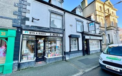 Cymuned yn gobeithio perchnogi siop lyfrau Gymraeg yn Llanrwst